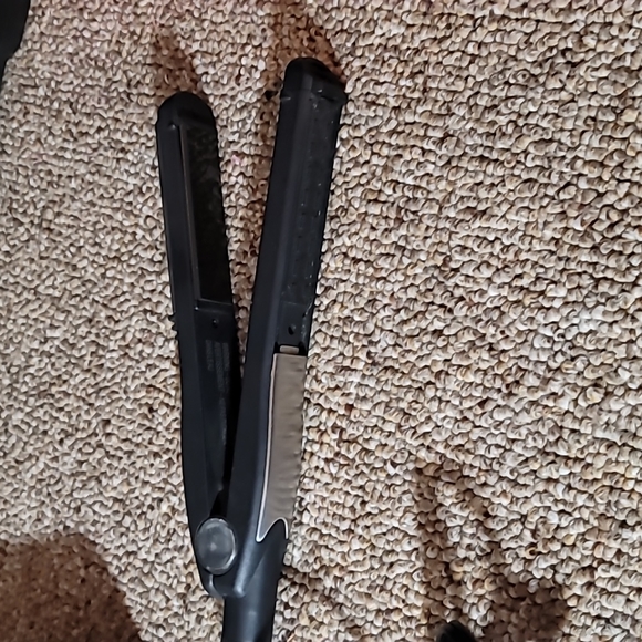 Gently loved Revlon hair dryer and Conair Platinum Flat Iron / Straightener Deal - Picture 11 of 13